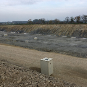 Großflächige Erdbaustelle mit Böschung und verdichteter Fläche