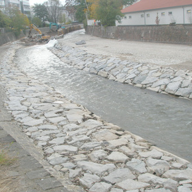 Bachlauf mit seitlicher Steinsicherung und Bauarbeiten