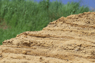 Erdschichtenprofil mit deutlich sichtbaren Sedimentablagerungen