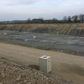 Großflächige Erdbaustelle mit Böschung und verdichteter Fläche