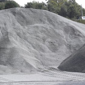 Großer Haufen grauer Gesteinskörnung